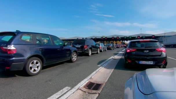 Heavy traffic on border crossing Batrovci between Croatia and Serbia — Stock Video