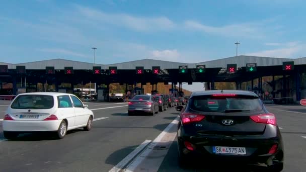 Heavy traffic on border crossing Batrovci between Croatia and Serbia — Stock Video