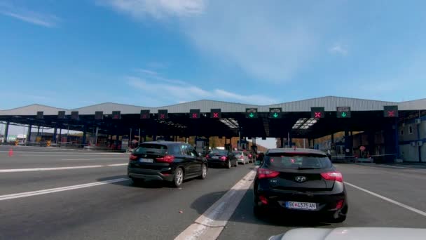 Heavy traffic on border crossing Batrovci between Croatia and Serbia — Stock Video