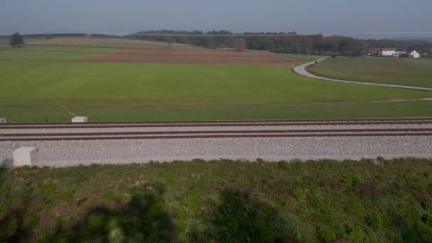 Panning shot voor railroad tracks in platteland — Stockvideo