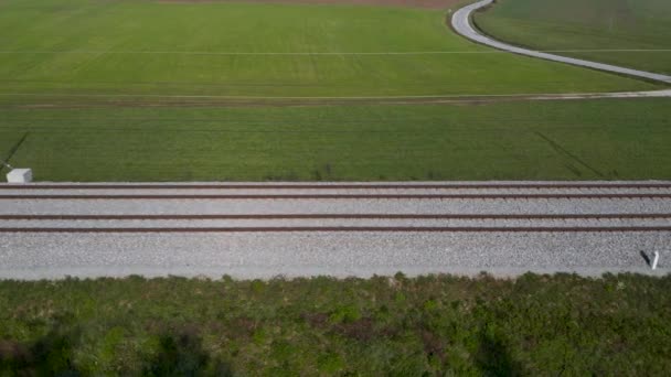 Panorámica de las vías del ferrocarril en el campo rural — Vídeos de Stock