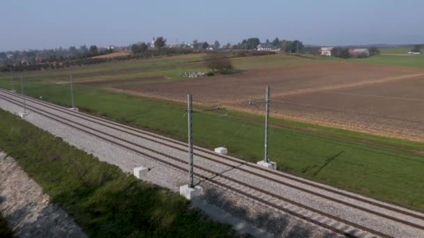 Letecký snímek železniční tratě ve venkovské krajině — Stock video