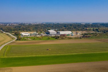Atık ve geri dönüşüm merkezi kırsal manzara havadan görünümü