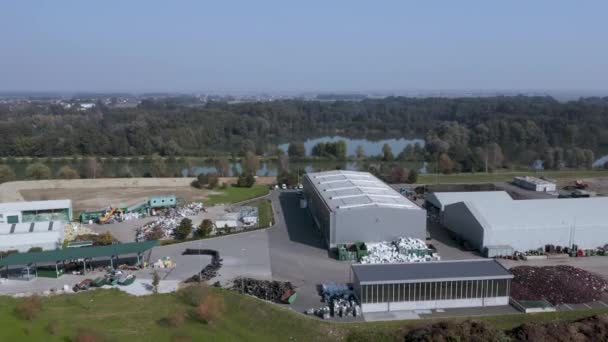 Vista aérea del Centro de Residuos y Reciclaje en el paisaje rural — Vídeo de stock