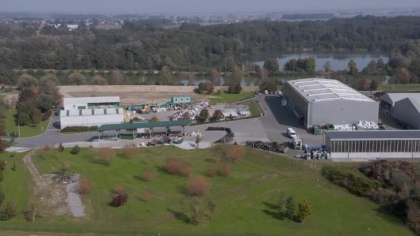 Vue aérienne du centre de recyclage et de gestion des déchets dans le paysage rural — Video