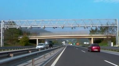 Geçis sistemi dizi altında karayolu üzerinde sürüş