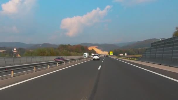 スロベニア、リュブリャナとマリボル、Lukovica の近くの A1 の高速道路 — ストック動画