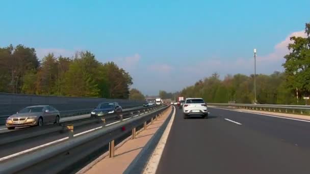Autopista en Eslovenia, A1 entre Liubliana y Maribor, cerca de Lukovica — Vídeo de stock