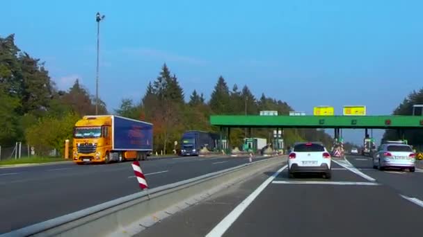 Conducir por la A1 a través de la estación de peaje Vransko, Eslovenia — Vídeo de stock