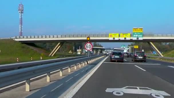 Dirigir através da estação de pedágio Tepanje na rodovia A1 perto de Slovenske Konjice, Eslovênia — Vídeo de Stock