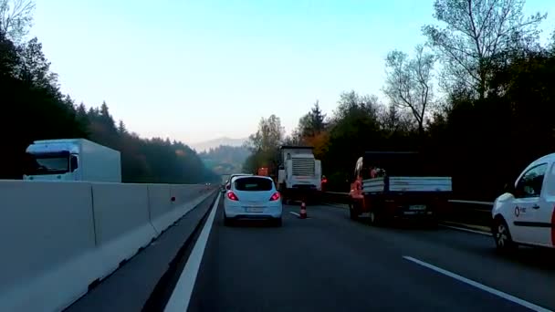 Obras de construção impedem o tráfego na rodovia durante a hora de ponta da manhã — Vídeo de Stock