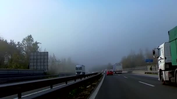 Nevoeiro pesado formando acima da rodovia A1 em direção a Liubliana, Eslovênia — Vídeo de Stock