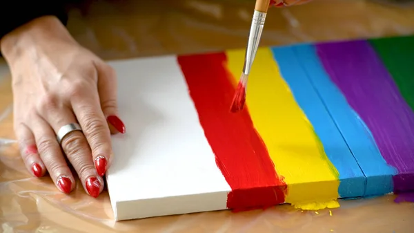 Pittura artista femminile con colori acrilici su tela — Foto Stock