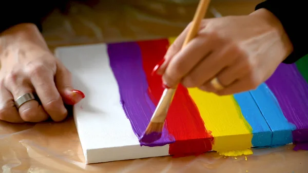 Pittura arcobaleno su tela, orgoglio gay, concetto di transessualità — Foto Stock