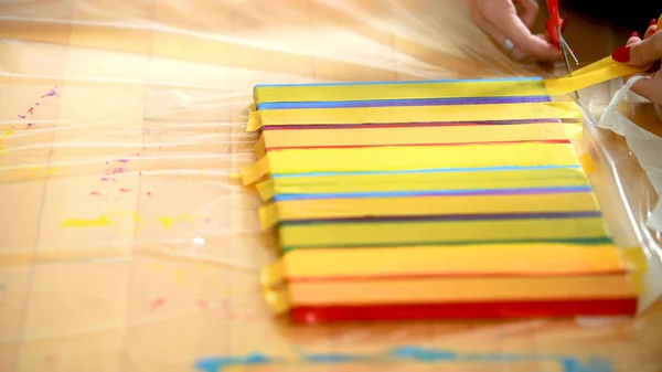 Pittura artista femminile con colori acrilici su tela — Foto Stock