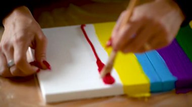 Tuval üzerine akrilik renklerle boyama kadın sanatçı