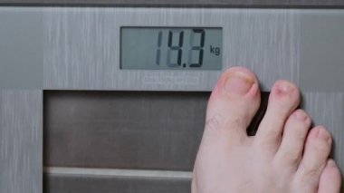 Erkek ayakları üzerinde cam ölçekler, mens diyet, vücut ağırlığı
