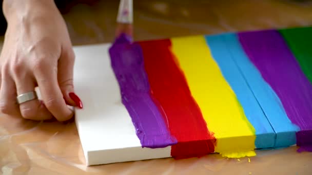 Pintura de artista femenina con colores acrílicos sobre lienzo — Vídeos de Stock