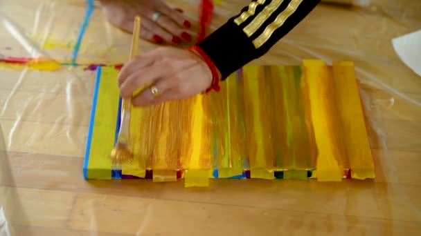 绘画的女性艺术家在画布上的亚克力颜色 — 图库视频影像
