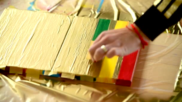 Artista feminina pintura com cores acrílicas sobre tela — Vídeo de Stock