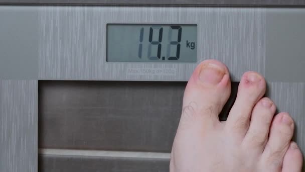 Manliga fötterna på glas skalor, mens diet, kroppsvikt — Stockvideo