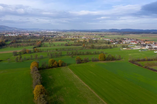 Campo europeo desde el aire, pueblo en la llanura pannoniana, Dravsko polje, Eslovenia —  Fotos de Stock