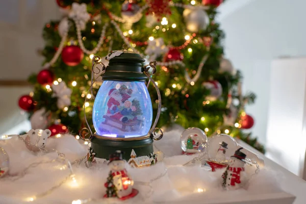 Рождественские украшения, снежный купол, земной шар с украшением стола — стоковое фото