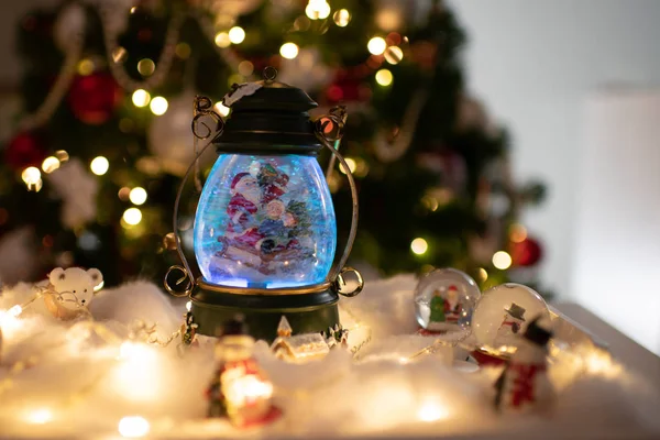 Рождественские украшения, снежный купол, земной шар с украшением стола — стоковое фото