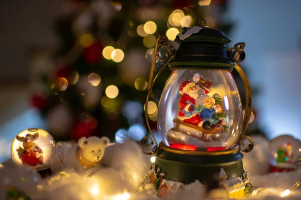 Рождественский фон с Сантой в снежном шаре — стоковое фото
