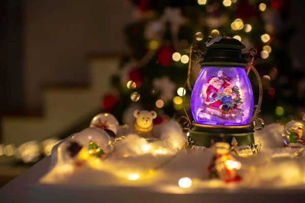 Рождественский фон с Сантой в снежном шаре — стоковое фото