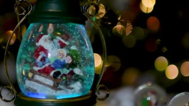 Noel sahne, çocuk üzerinde bir kızakta kar kubbe ile Santa