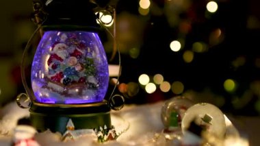 Noel sahne, çocuk üzerinde bir kızakta kar kubbe ile Santa