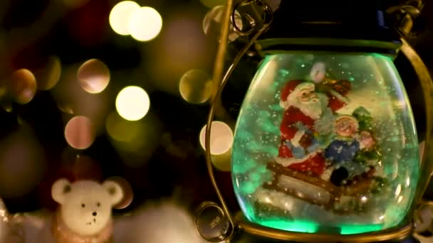 Сцени Різдва Санта з дитиною на санях в снігу купол — стокове відео