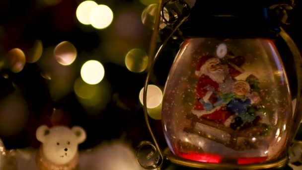 Scena di Natale, Babbo Natale con bambino su una slitta nella cupola di neve — Video Stock