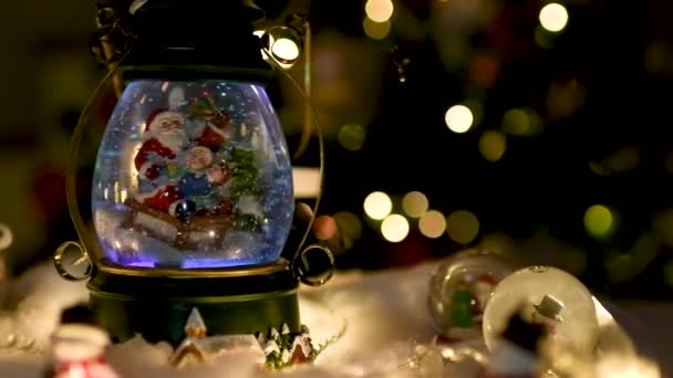 Рождественская сцена, Санта с ребенком на санях в снежном куполе — стоковое видео