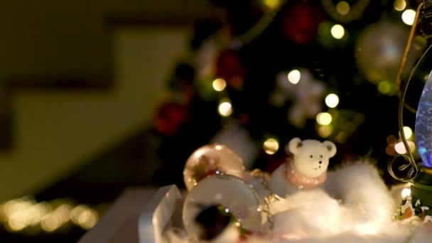 Kerstdecoratie, koepel die sneeuw globe met tafeldecoratie — Stockvideo