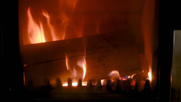 ストーブで火災、クローズ アップ、薪の燃焼 — ストック写真