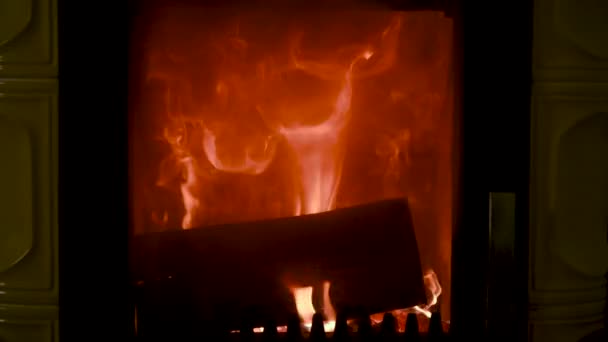 ストーブで火災、クローズ アップ、薪の燃焼 — ストック動画