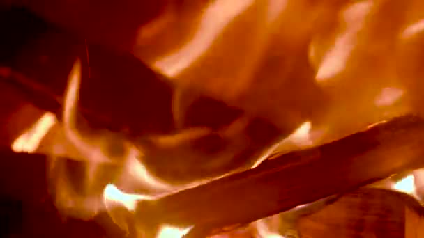 Feuer im Ofen, Nahaufnahme, Brennholzverbrennung — Stockvideo