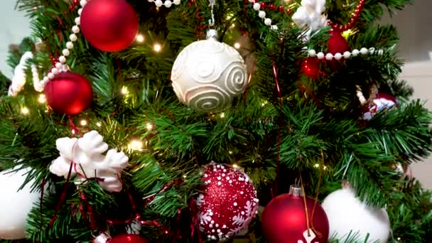 Christbaumschmuck zum Anfassen — Stockvideo