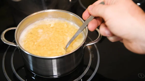 Cuisiner des nouilles à soupe traditionnelles, fermer, personne — Photo