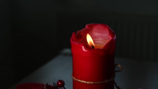 Singola candela rossa su sfondo scuro verde acqua — Video Stock