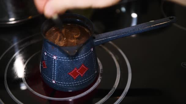Brouwen Turkse koffie thuis, close-up — Stockvideo
