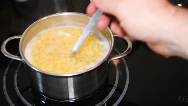 Kochen traditionelle Suppennudeln, Nahaufnahme, niemand — Stockvideo