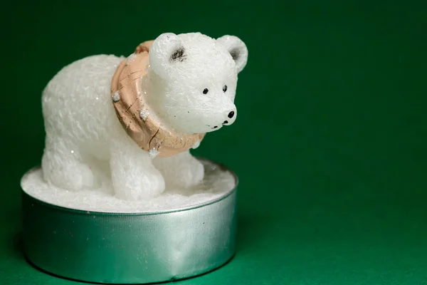 Polar bear statyett ljus på grön bakgrund — Stockfoto