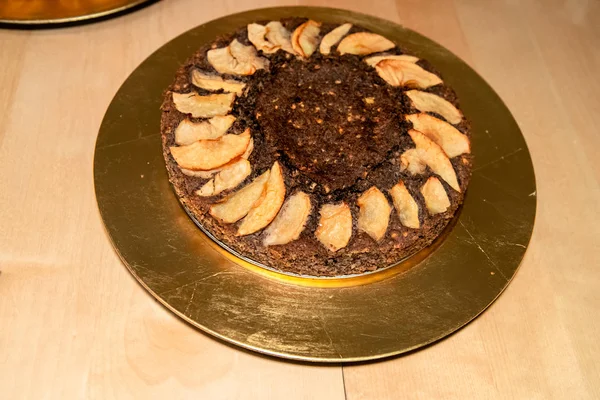 Традиційний пиріг з гречкою зі скибочками яблук — стокове фото