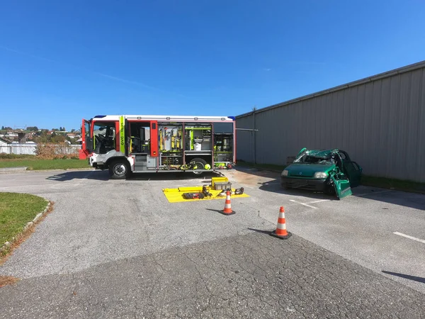 Hasičské auto s nouzovým vybavením na displeji — Stock fotografie