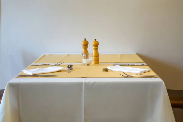 Tavolo minimalista nel ristorante, spazio copia — Foto Stock