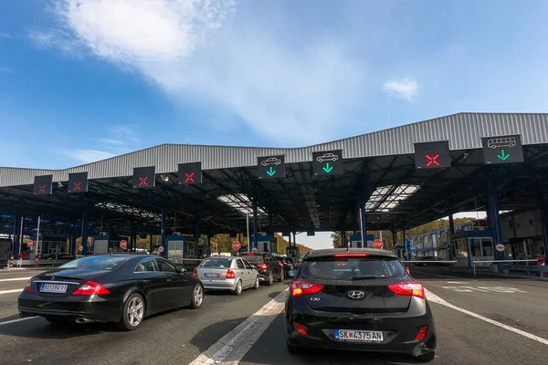 Tráfego na fronteira rodoviária entre a Croácia e a Sérvia — Fotografia de Stock