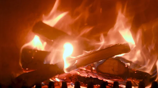 Feuer im Ofen, Nahaufnahme, Brennholzverbrennung — Stockfoto